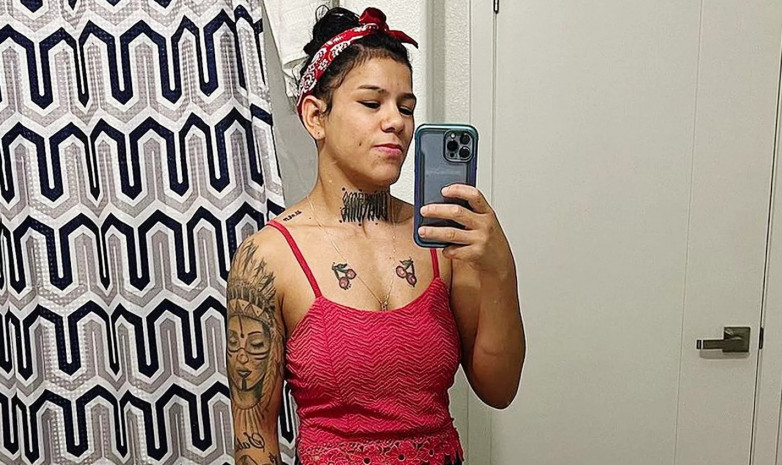 Бразильскую девушку-бойца UFC высмеяли за татуировку на ягодицах (фото) 
