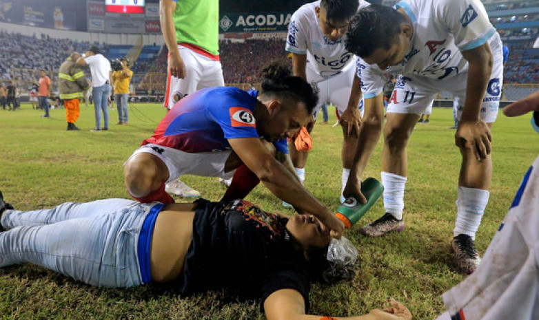 В Сальвадоре во время давки на стадионе погибли девять человек
