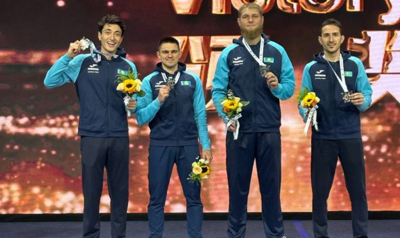 Сборная Казахстана по фехтованию завоевала «серебро» на чемпионате Азии