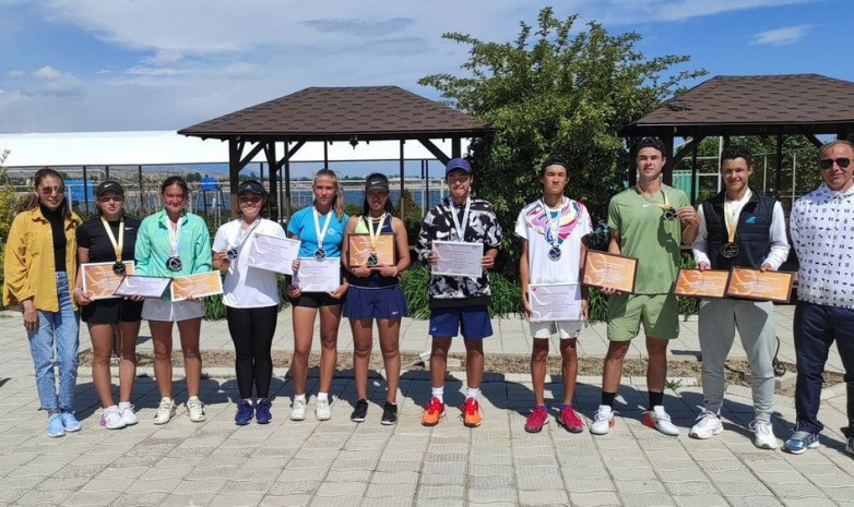 Теннисисты из России и Казахстана стали победителями турнира на Иссык-Куле. Фото