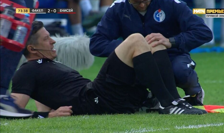 Арбитр получил тяжелую травму в стыковом матче за право сыграть в РПЛ (видео)