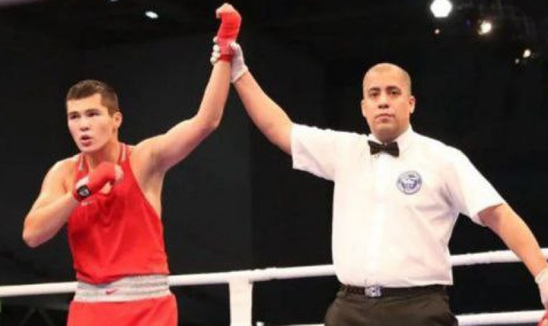 Казахстанский боксер выдал сенсацию в бою с чемпионом мира на турнире в Астане 