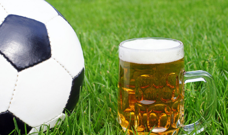 ВИДЕО. Футболист отпраздновал гол кружкой пива прямо на поле в одной из низших лиг Германии