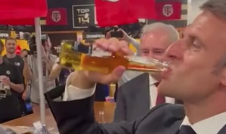 ВИДЕО. Макрон залпом выпил бутылку пива в честь победы регбистов