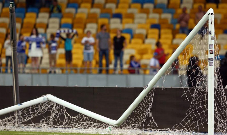 Футболист сломал ворота в одной из низших лиг Румынии. ВИДЕО