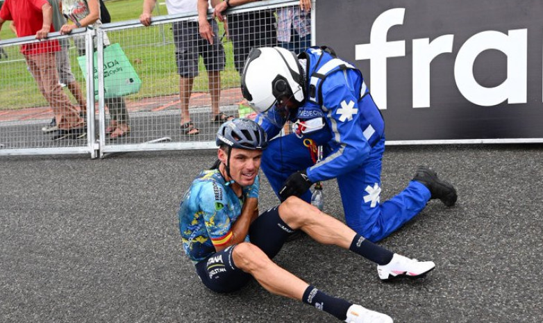 Гонщик «Астаны» упал на четвертом этапе и снялся с «Тур де Франс»