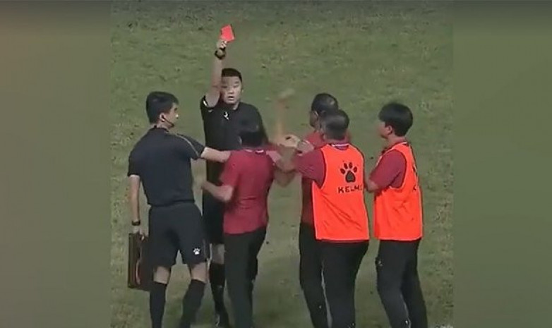 ВИДЕО. Китайский футбольный тренер ударил судью, а затем упал в обморок