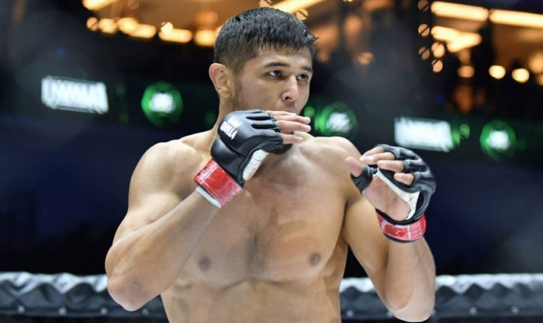ВИДЕО. Узбекистанский боец сенсационно нокаутировал непобежденного бразильца на турнире UFC Vegas 76