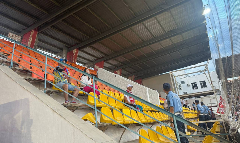 ФОТО. Фанаты «Актобе» покинули стадион во время матча с «Кайратом» в знак протеста