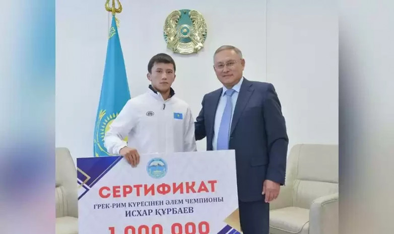 Жетісу облысының әкімі әлем чемпионы атанған Исхар Құрбаевқа 1 млн теңгенің сертификатын табыс етті