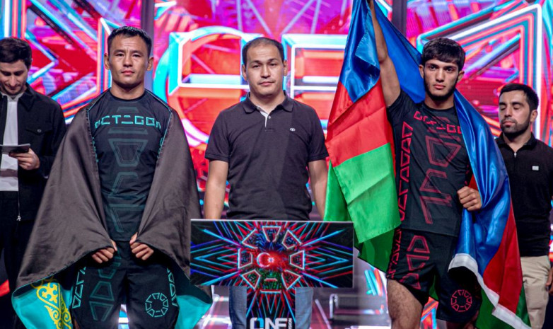 Казахстанский боец одержал волевую досрочную победу над азербайджанцем в Баку. Видео