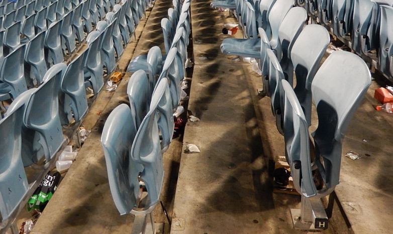 Трогательное видео: 11-летние дети убирают мусор на стадионе после матча казахстанских клубов 