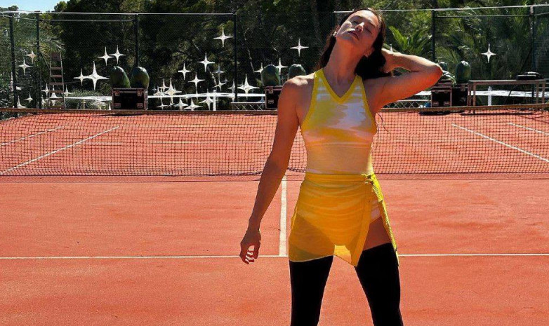 Ирина Шейк поделилась жаркими фото с теннисного корта 
