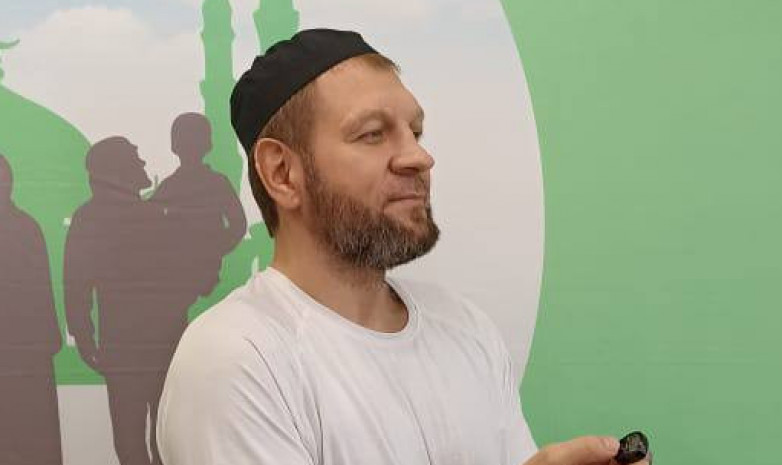 «Казахский дагестанец» поздравил Александра Емельяненко с принятием Ислама