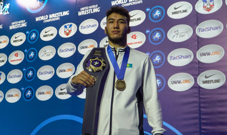 Исторический чемпион из Казахстана рассказал о трогательной просьбе мамы перед ЧМ-2023 