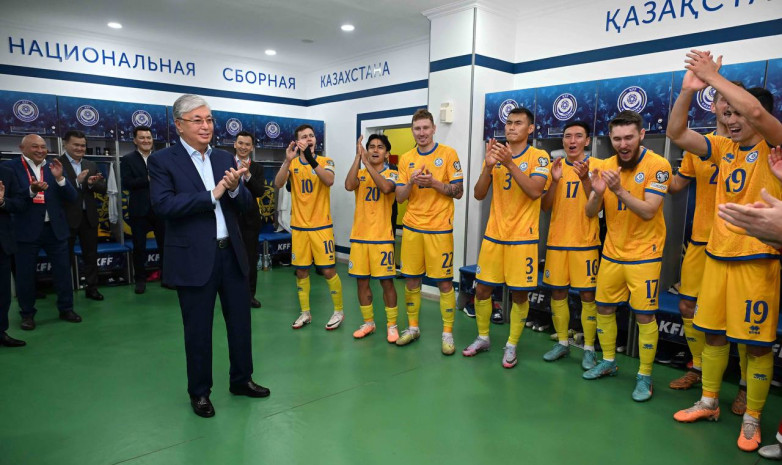 Касым-Жомарт Токаев поздравил сборную Казахстана с блестящей победой и ушел из раздевалки с сувениром. ВИДЕО