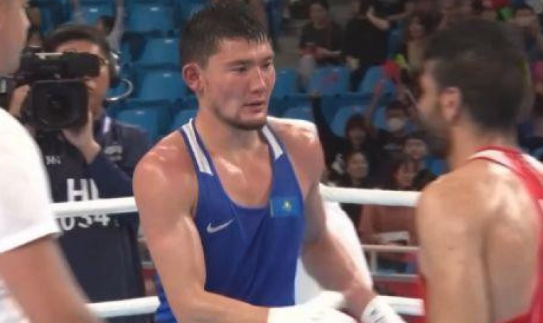 Двумя нокдаунами завершился второй поединок казахстанского боксера против призера ЧМ на Азиаде в Ханчжоу 