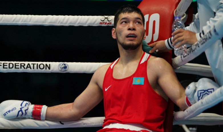Поединок чемпиона мира по боксу из Казахстана на Азиаде завершился неожиданным решением