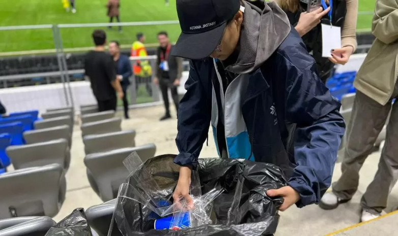 ВИДЕО. Болельщики из Астаны восхитили казахстанцев, убрав мусор на стадионе после матча 