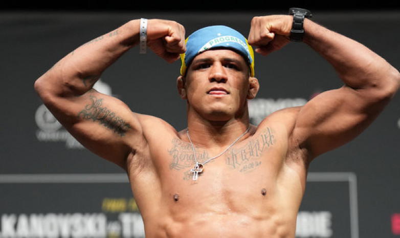 ВИДЕО. Боец UFC показал удушающий прием на фанате по его же просьбе