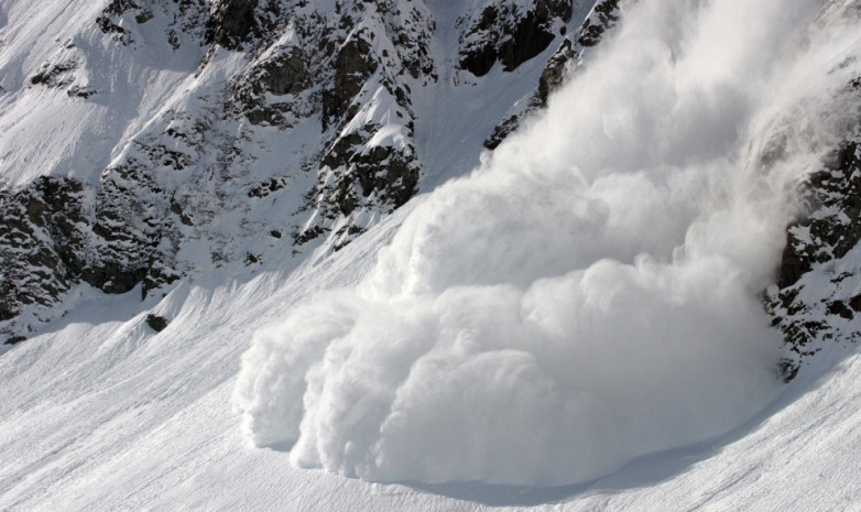 Лыжник спровоцировал лавину в горах Алматы. Есть пострадавшие