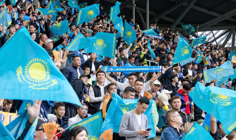 Казахстанские болельщики убрали весь мусор с трибун после матча с Данией. ВИДЕО