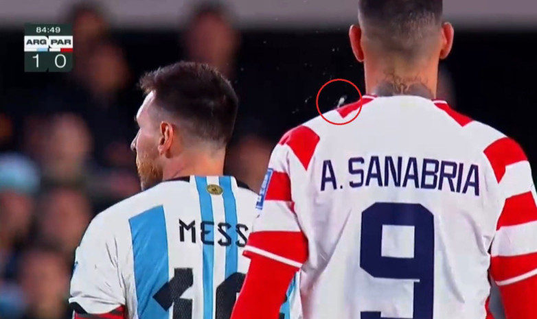 ВИДЕО. Парагвайский футболист плюнул в Месси во время матча
