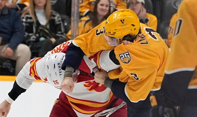 ВИДЕО. Судья спас хоккеиста во время драки в матче НХЛ