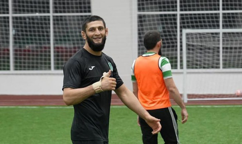 Хамзат Чимаев сыграл в футбол в майке «Ахмата». ФОТО