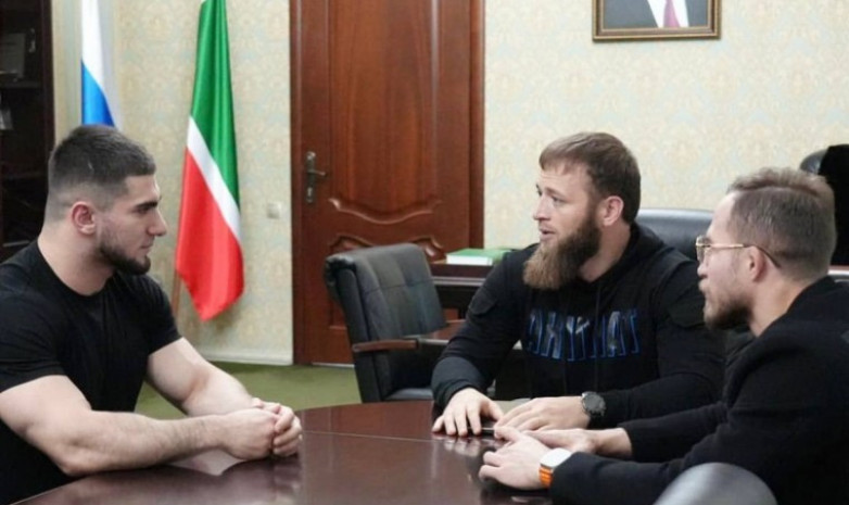 В Чечне жестко отчитали блогеров-спортсменов Асхаба Тамаева и Арби Эмиева