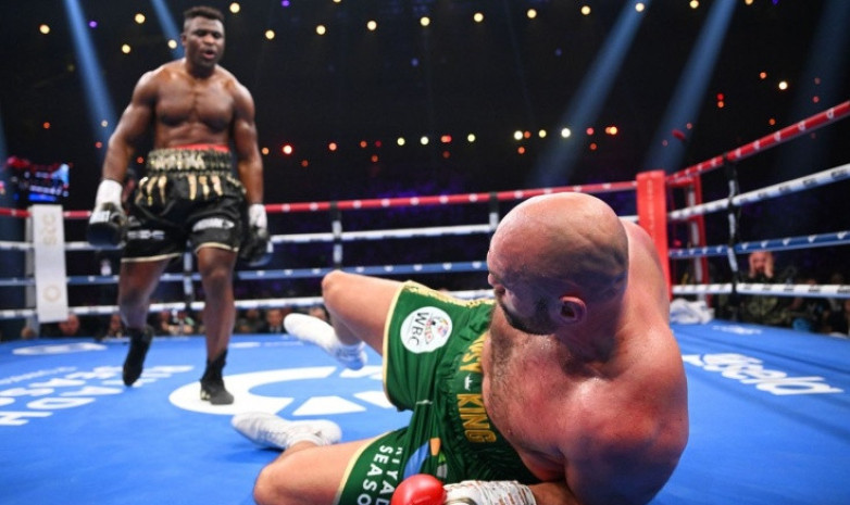 Легендарный боксер прокомментировал нокдаун в поединке Нганну - Фьюри