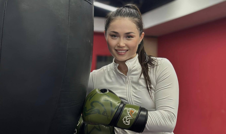 Боксерша-красавица из Казахстана одержала третью победу в профи