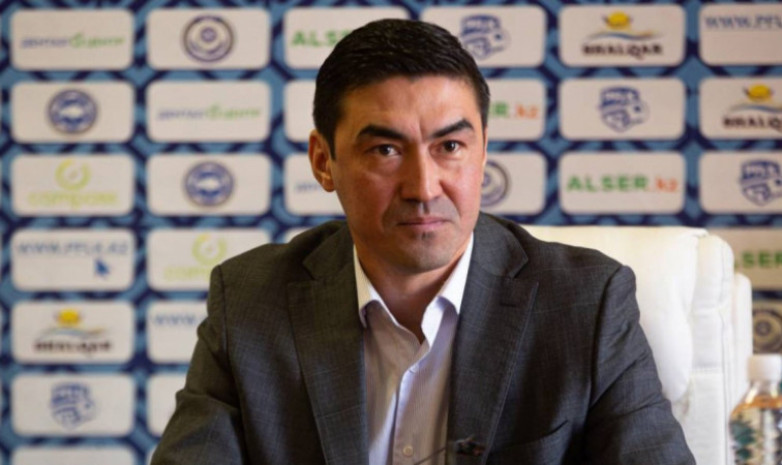 Известный казахстанский футболист сделал щедрый подарок своему первому тренеру