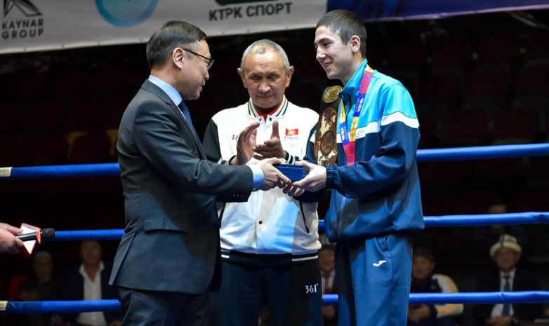 Мэрия Бишкека подарила чемпиону мира Амантуру Джумаеву наручные часы, тренеру и судье — нагрудные значки