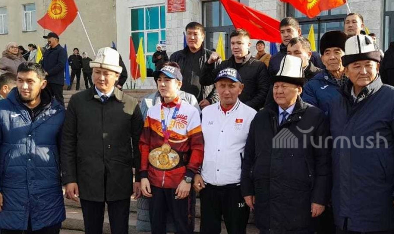 Чемпион мира Амантур Жумаев и его тренер Бейшен Сабатаров получили по 250 000 сомов