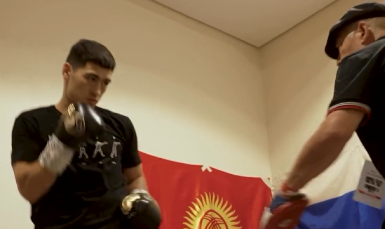 Дмитрий Бивол повесил флаг Кыргызстана в своей раздевалке на турнире в Саудовской Аравии