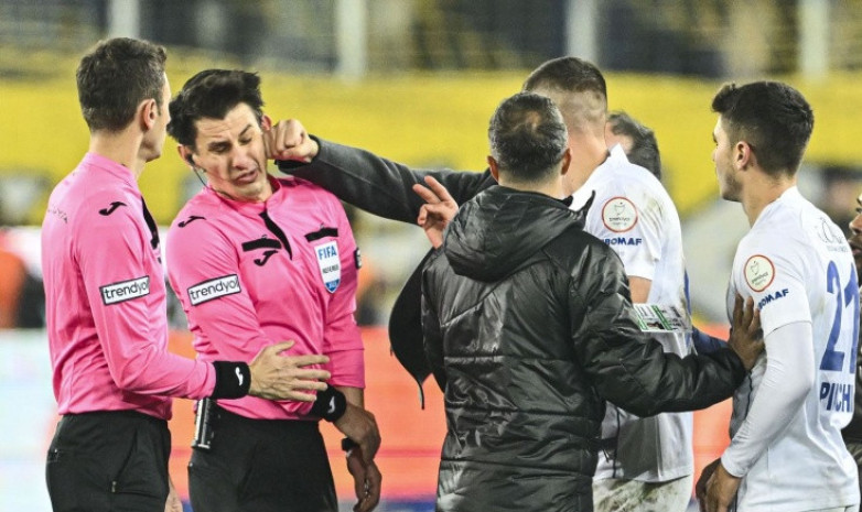 В Турции отложили футбольные матчи во всех лигах страны после инцидента с избиением арбитра