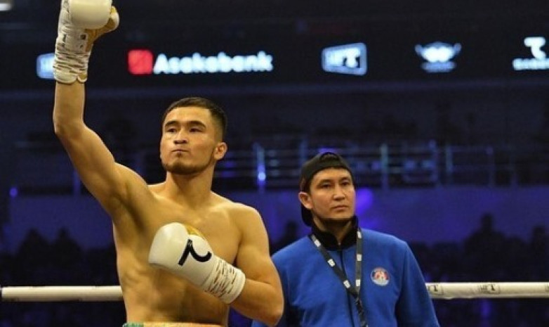 ВИДЕО. Казахстанец досрочно победил соперника на вечере бокса в Баку
