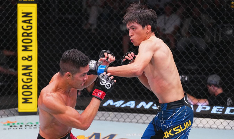 Непобежденный казахстанский боец UFC встретился с экс-чемпионом промоушна