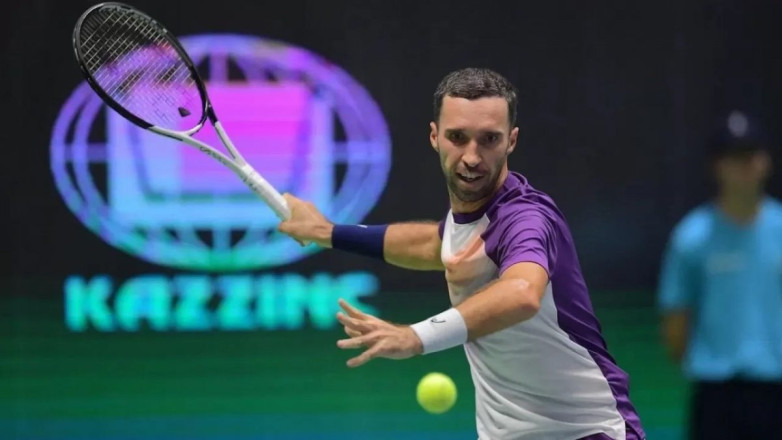 Казахстанский теннисист вышел в четвертьфинал турнира в Тенерифе
