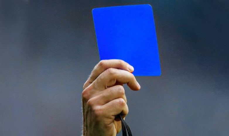 В футболе могут появиться синие карточки: что они будут означать