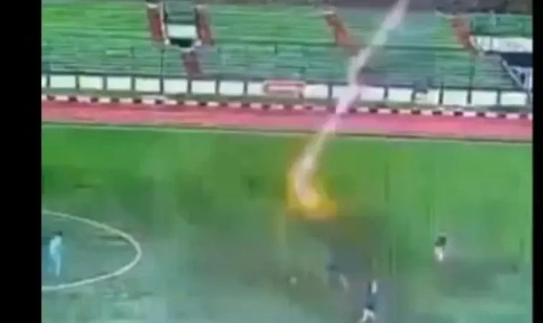 ВИДЕО. Футболиста убило ударом молнии во время матча в Индонезии