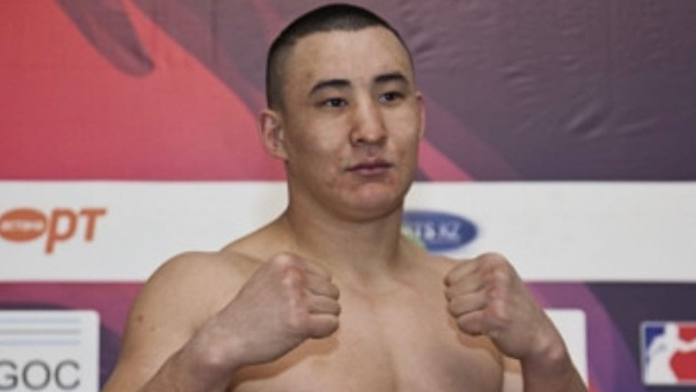 Непобежденный супертяж из Казахстана быстрым нокаутом вернулся на ринг спустя пять лет