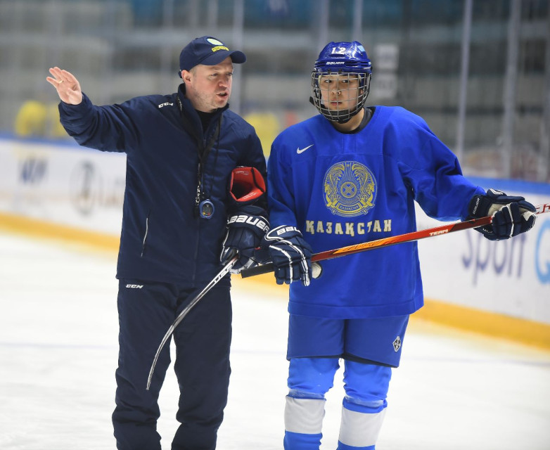 Женская сборная Казахстана по хоккею стартовала с победы на чемпионате мира