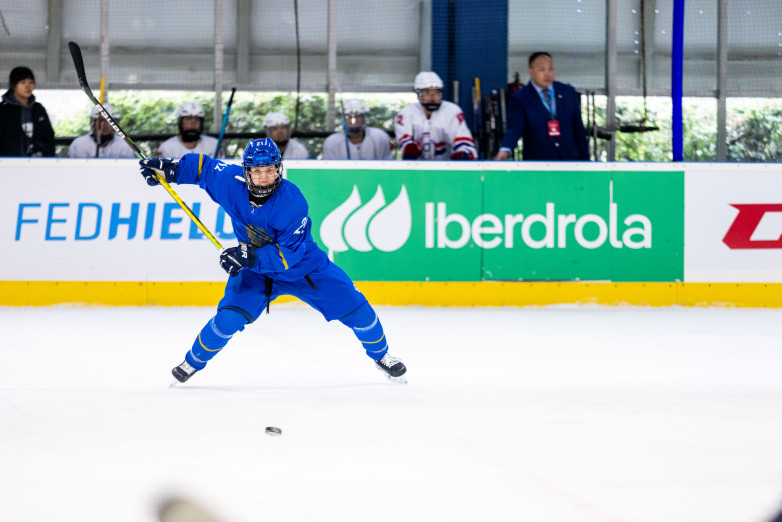 Женская сборная Казахстана одержала разгромную победу на ЧМ по хоккею
