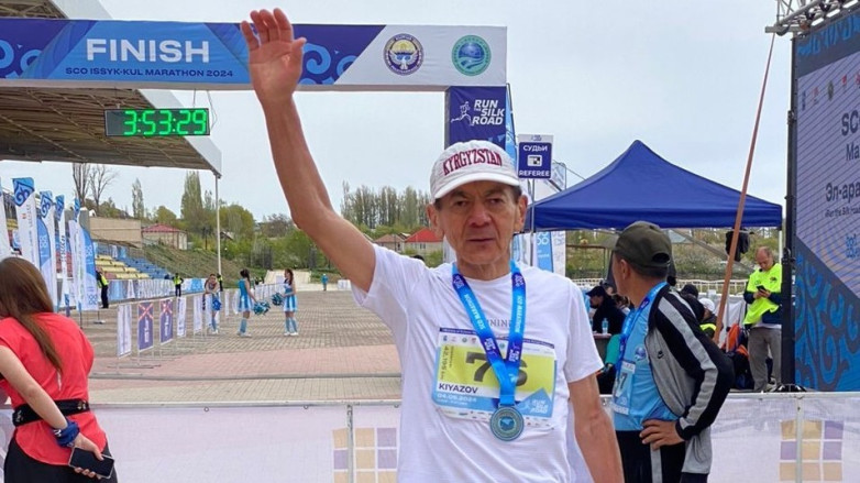 68-летний генерал в отставке в третий раз подряд занял 1 место на марафоне на Иссык-Куле