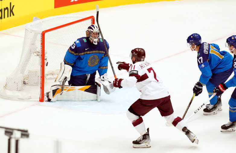 Организаторы ЧМ по хоккею убрали флаг Украины на матче Казахстан — Латвия