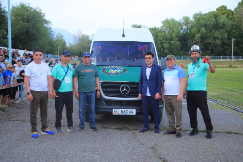 КФС подарил клубу «Токтогул» микроавтобус