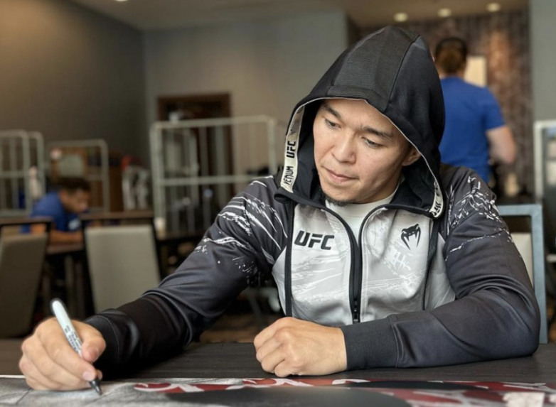 «Лучше не придумаешь». Казахстанский боец UFC уверен в своем земляке после первого поражения в карьере