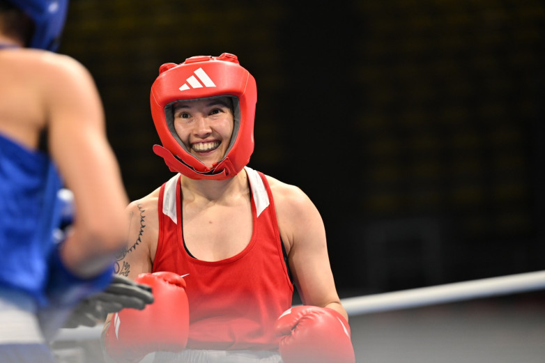 Казахстанка с нокдауном выиграла бой в отборе на Олимпиаду по боксу